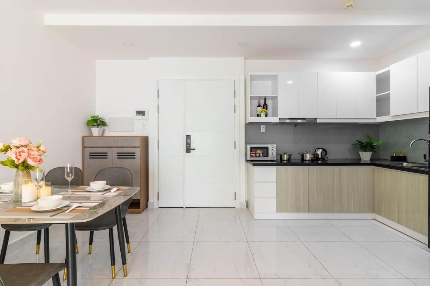 Căn hộ Terra Royal D3 - 1 2 Bedroom At Center *